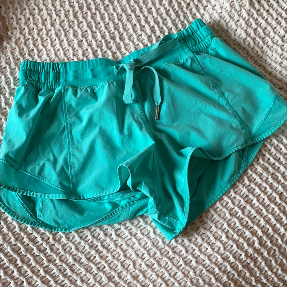 Size 6 Lululemon Hotty Hot Shorts 2.5”
